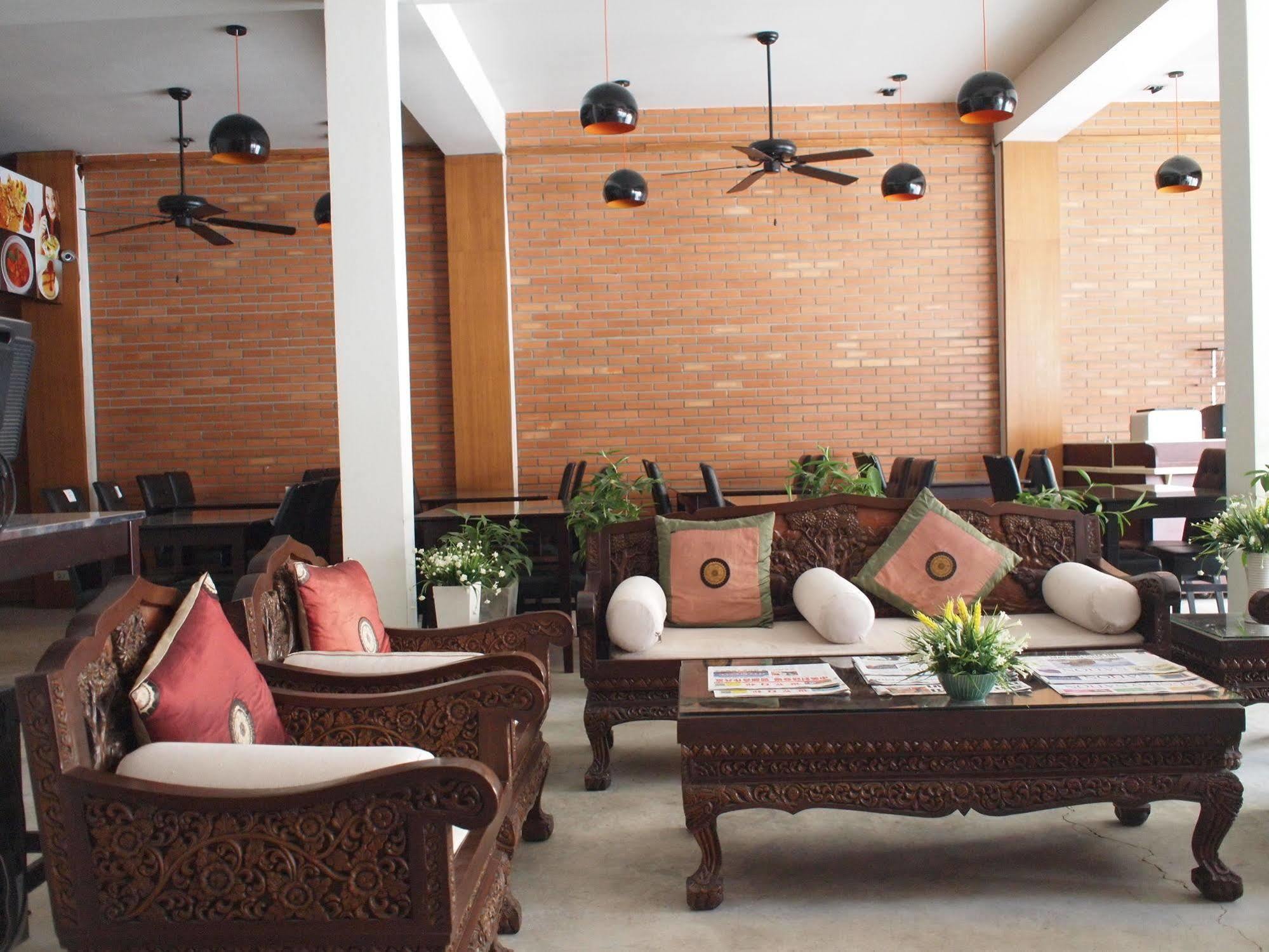 Roongruang Hotel Chiang Mai Exterior foto
